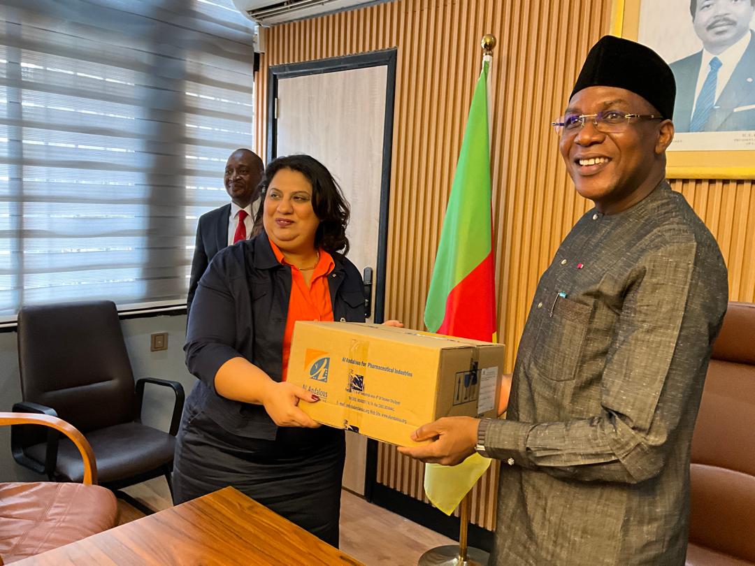 Cameroun / Coopération sud-sud en santé, l'Ambassadrice d'Egypte au Cameroun fait un don au Minsanté de  600 boîtes d'Andoclata et 600 boîtes  Andohépasuvir 400, médicaments de traitement de l'hépatite C