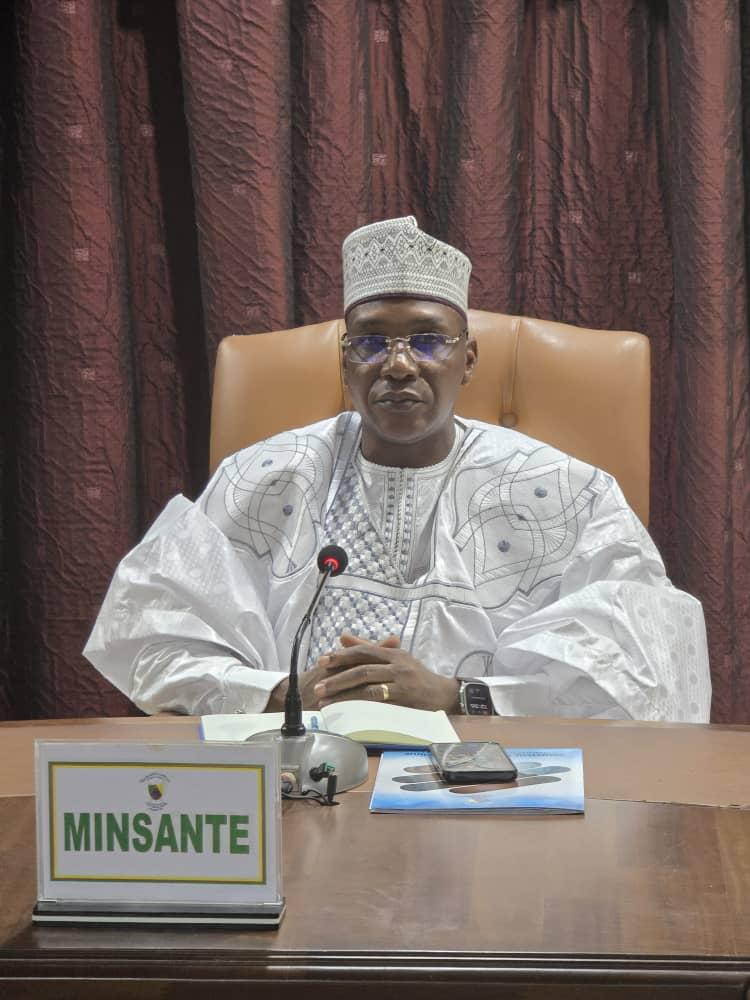 Cameroun / Plus de 90% des produits pharmaceutiques sont importés, les industries locales crient à l'injustice. Manaouda Malachie  vient de trouver des solutions pour renverser la donne
