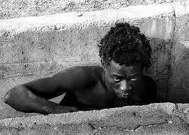 Cameroun / Un homme enragé et qui aboie comme un chien sème la terreur dans les rues de Bafoussam, le gouverneur de la Région de l’Ouest très effrayé alerte la population