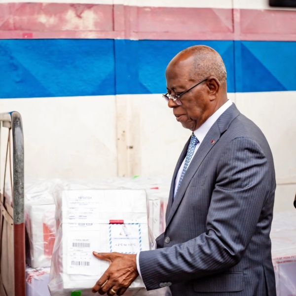 Congo Brazza/ Le Ministre de la Santé et de la Population recoit 230 000 doses de vaccins BCG pour les jeunes enfants