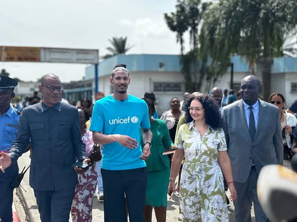 Côte d'Ivoire/  Sebatien Haller, le célèbre attaquant de l'équipe nationale de football au chevet des enfants malades du Centre des soins mère Kangourou