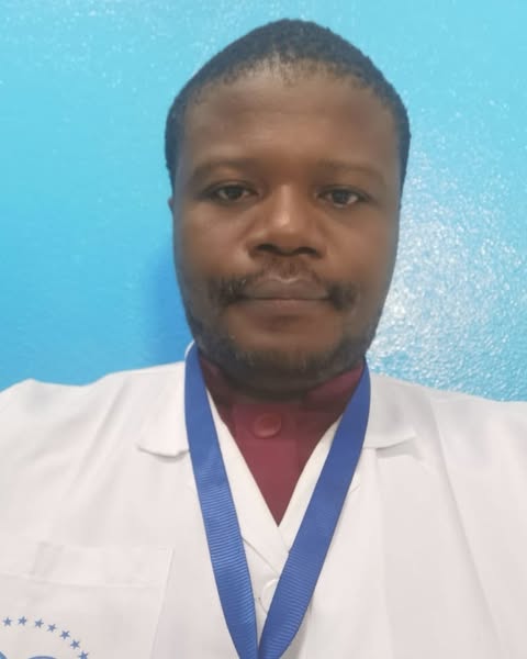 Eric Bitchoka, Chirurgien pédiatre en service à l'hôpital Laquintinie de Douala au Cameroun