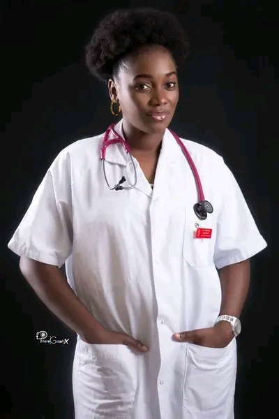 Lydienne Alida Tonye, Médecin cardiologue. En service a l'hopital Jamot à Yaoundé au Cameroun. Soldat de la santé et fière de l'etre