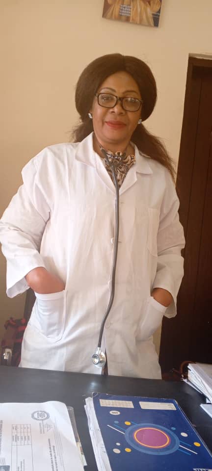 Mme Awua Marie Odette, Infirmière Diplômée d'Etat Généraliste. Chef de Centre de Santé Intégré d'Emana- Yaoundé au Cameroun, 25 ans au service des malades camerounais et africains 