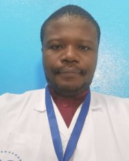 Eric Bitchoka, Chirurgien pédiatre en service à l'hôpital Laquintinie de Douala au Cameroun